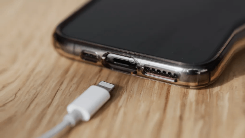 Como fazer o celular carregar mais rápido? Descubra agora!