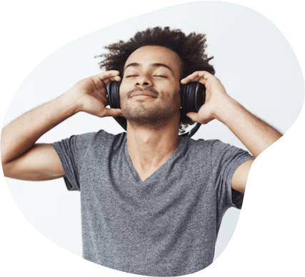Pessoa ouvindo música com fones