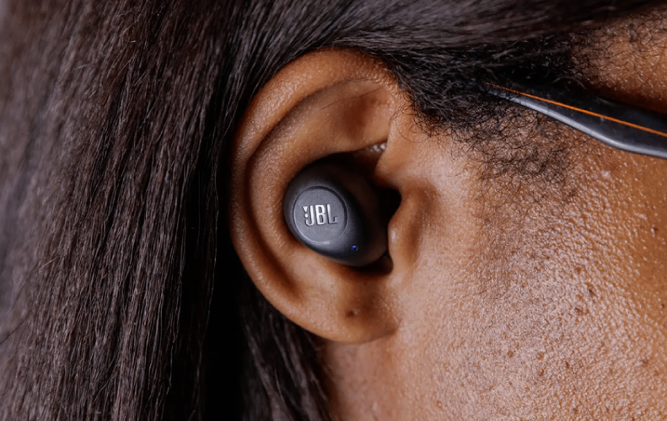 JBL Wave Buds 2 na orelha